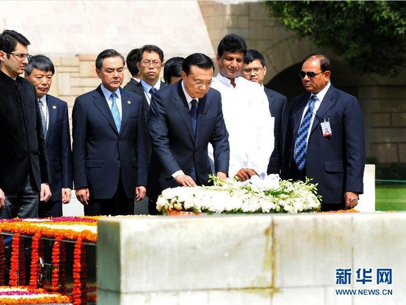 5月20日，中國國務院總理李克強在新德裡向甘地墓敬獻花圈。新華社記者 李濤 攝