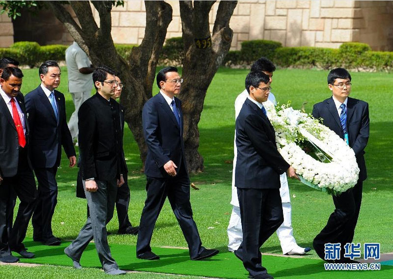 5月20日，中國國務院總理李克強在新德裡向甘地墓敬獻花圈。新華社記者 李濤 攝