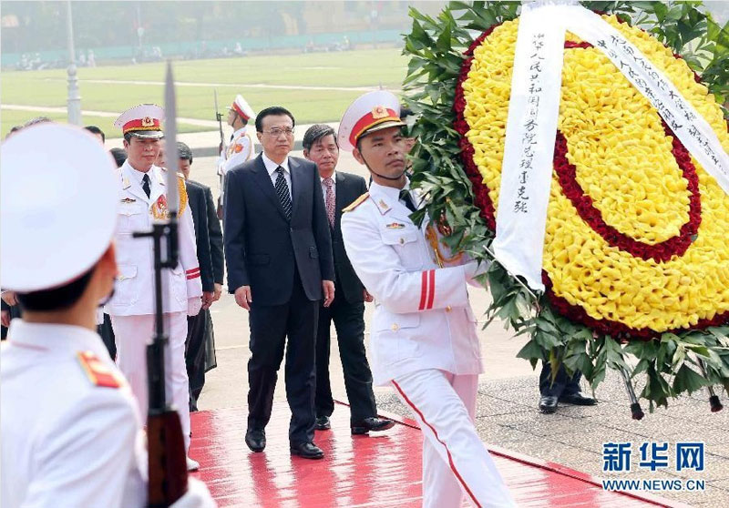 10月14日，中國國務院總理李克強在河內向胡志明陵敬獻花圈。新華社記者 劉衛兵 攝 