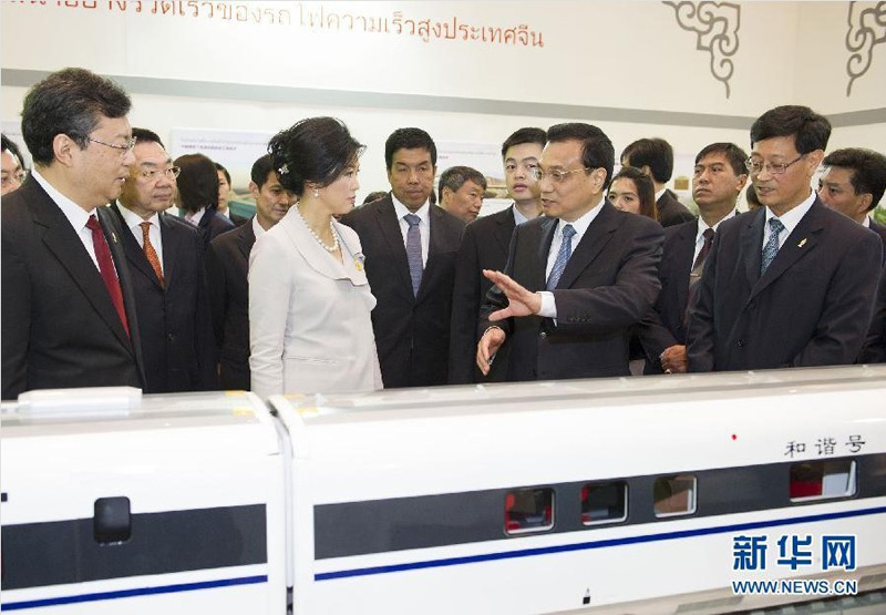 10月12日，中國國務院總理李克強與泰國總理英拉在曼谷共同出席中國高速鐵路展開幕式。 新華社記者 黃敬文 攝