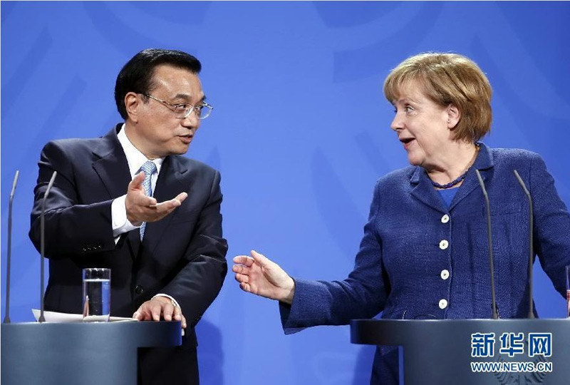5月26日，國務院總理李克強在柏林與德國總理默克爾舉行會談后共同會見記者。 新華社記者鞠鵬攝