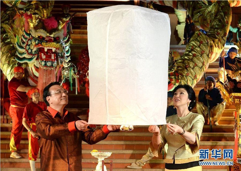 10月12日晚，中國國務院總理李克強在泰國清邁與泰國總理英拉身穿民族服裝，共同放飛“孔明燈”，為中泰友好祝福。 新華社記者 劉建生 攝 