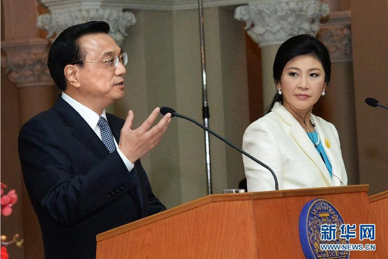 10月11日，中國國務院總理李克強在曼谷同泰國總理英拉舉行會談后共同會見記者。 新華社記者劉建生攝