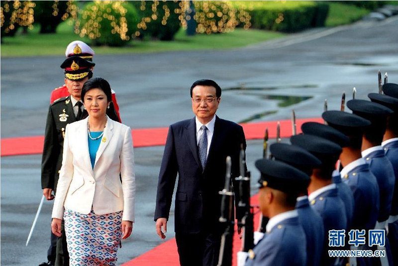 10月11日，國務院總理李克強在曼谷泰國總理府同泰國總理英拉舉行會談。這是會談前，英拉在總理府前廣場為李克強舉行隆重的歡迎儀式。新華社記者黃敬文攝 