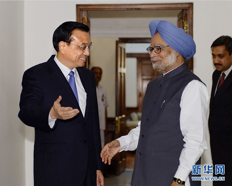 5月19日，國務院總理李克強在新德裡與印度總理辛格小范圍會見。 新華社記者 李濤 攝