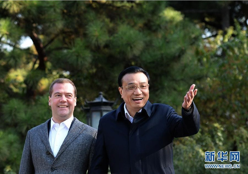 10月23日早晨，國務院總理李克強在釣魚台國賓館同俄羅斯總理梅德韋杰夫散步話別。這是李克強與梅德韋杰夫並肩散步。 新華社記者劉建生攝