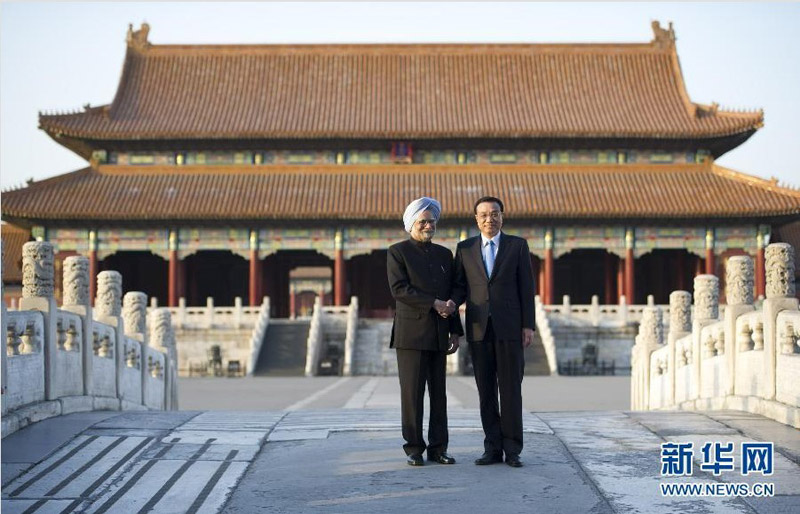10月23日下午，國務院總理李克強陪同印度總理辛格參觀故宮。兩國總理在太和門廣場合影。 新華社記者謝環馳攝