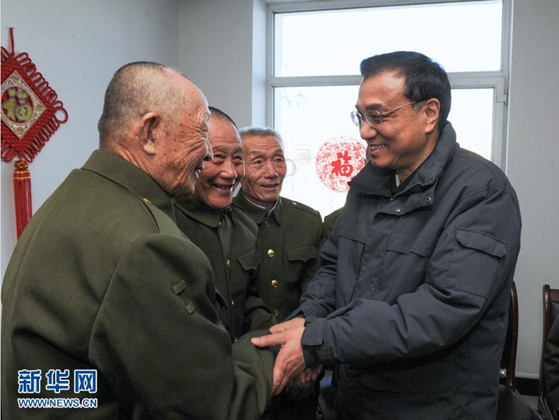 2月3日至5日，中共中央政治局常委、國務院副總理李克強在內蒙古包頭市、興安盟考察。這是2月4日，李克強來到興安盟光榮院看望老戰士，給他們拜年。 新華社記者 謝環馳 攝