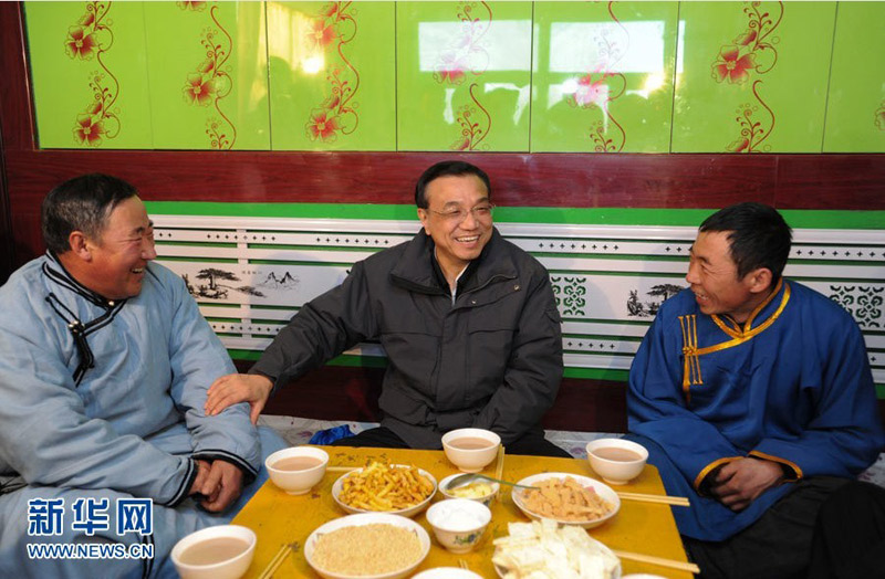 2月3日至5日，中共中央政治局常委、國務院副總理李克強在內蒙古包頭市、興安盟考察。這是2月4日，李克強來到興安盟查干珠日和嘎查，坐在村民包寶張（右）家的炕頭上與村民們拉家常、話脫貧。 新華社記者 謝環馳 攝