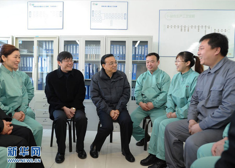 2月3日至5日，中共中央政治局常委、國務院副總理李克強在內蒙古包頭市、興安盟考察。這是2月5日，李克強來到興安盟萬佳食品公司與基層工人們交談。 新華社記者 謝環馳 攝