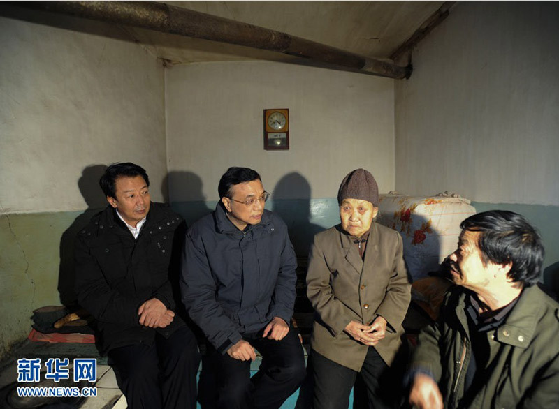 2月3日至5日，中共中央政治局常委、國務院副總理李克強在內蒙古包頭市、興安盟考察。這是2月3日，李克強來到包頭北梁棚戶區居民張志蘭（右二）家了解居民的生活。 新華社記者 謝環馳 攝