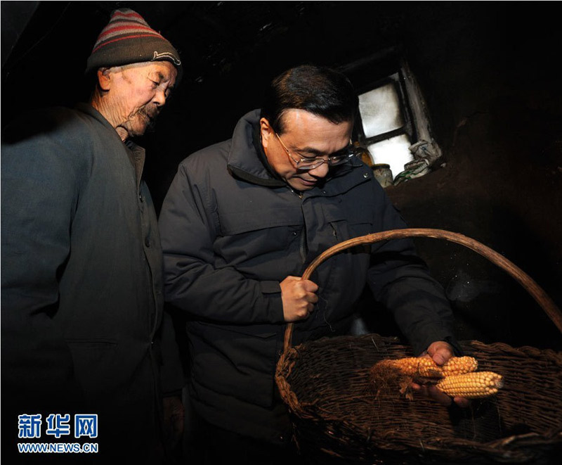 2月3日至5日，中共中央政治局常委、國務院副總理李克強在內蒙古包頭市、興安盟考察。這是2月4日，李克強來到興安盟查干珠日和嘎查，走進76歲的扎那老人家中查看老人家中的糧食儲備。 新華社記者 謝環馳 攝