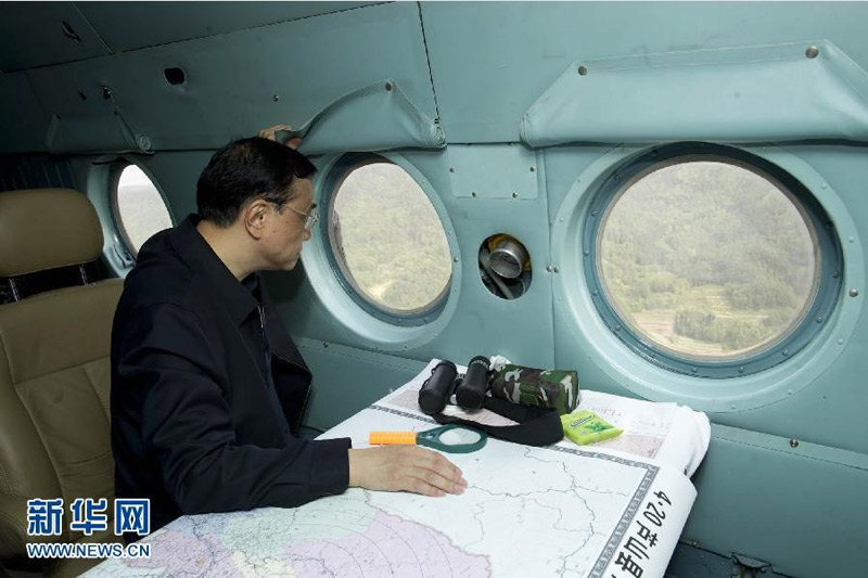 4月20日，李克強乘飛機在四川邛崍機場降落后，搭乘運輸救災物資的直升機直飛震中。他十分牽挂災區情況，在飛行途中，不時地透過舷窗俯瞰。新華社記者 黃敬文 攝