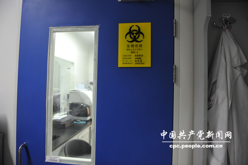 进入P2实验室前,门口标注生物危险,授权人员