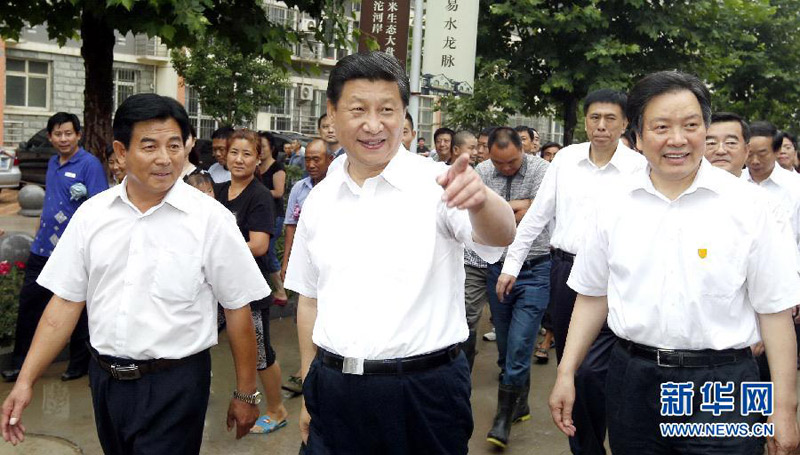 7月11日至12日，中共中央总书记、国家主席、中央军委主席习近平在河北省调研指导党的群众路线教育实践活动。这是习近平在正定县塔元庄村看望镇村干部和村民。新华社记者鞠鹏摄