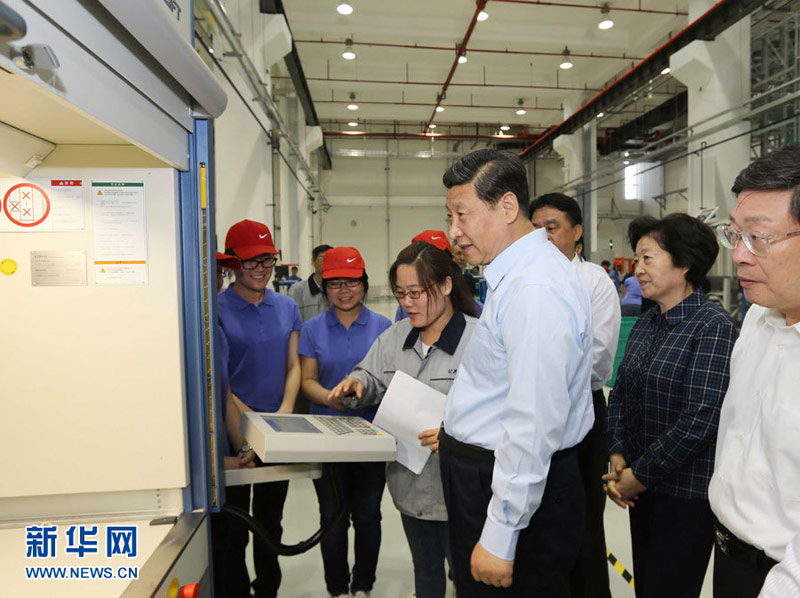 5月14日至15日，中共中央总书记、国家主席、中央军委主席习近平在天津考察工作。这是习近平在天津职业技能公共实训中心观看学员进行数控机床操作训练。新华社记者兰红光摄