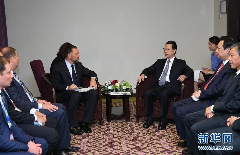 6月21日，中國國務院副總理張高麗在聖彼得堡會見俄羅斯基礎元素投資集團董事長杰裡帕斯卡。 新華社記者 龐興雷 攝