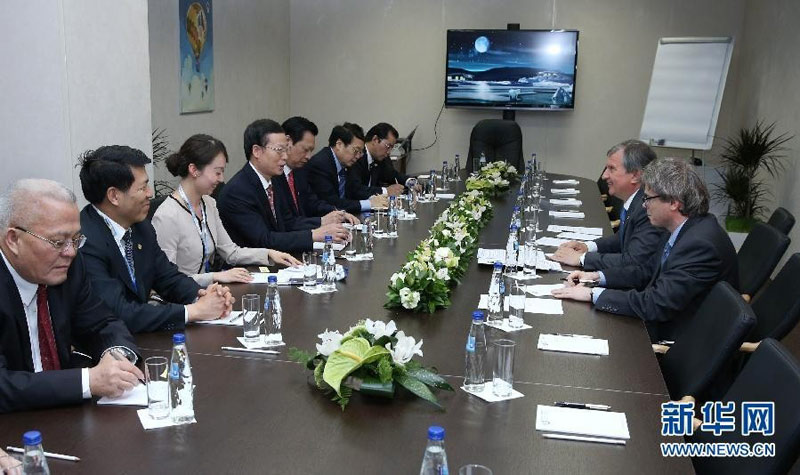 6月20日，中國國務院副總理張高麗在聖彼得堡會見俄羅斯總統能源發展戰略和生態安全委員會秘書長兼俄石油公司總裁謝欽。 新華社記者 魯金博攝