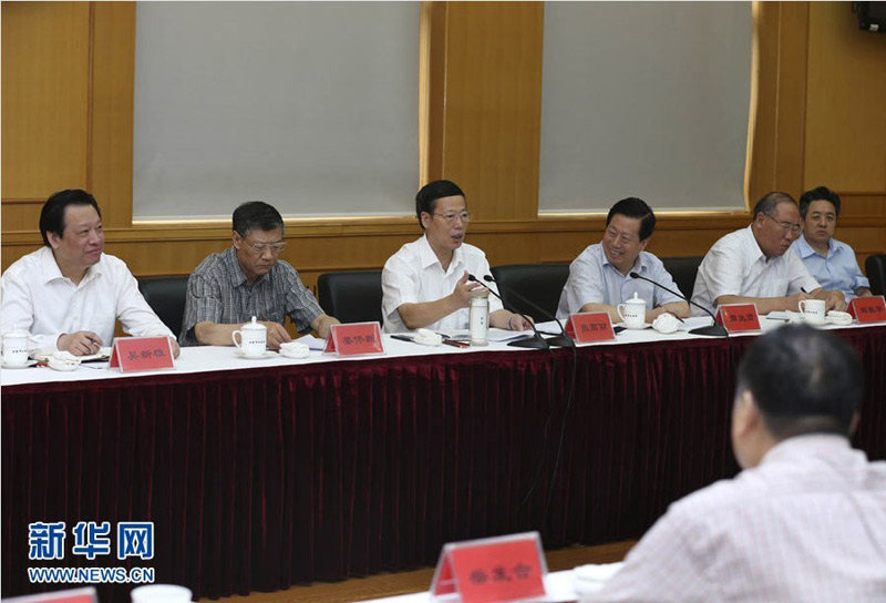 9月3日，中共中央政治局常委、國務院副總理張高麗在北京市調研大氣污染防治工作。這是張高麗考察后主持召開座談會，聽取加強大氣污染防治的意見和建議。新華社記者 龐興雷 攝
