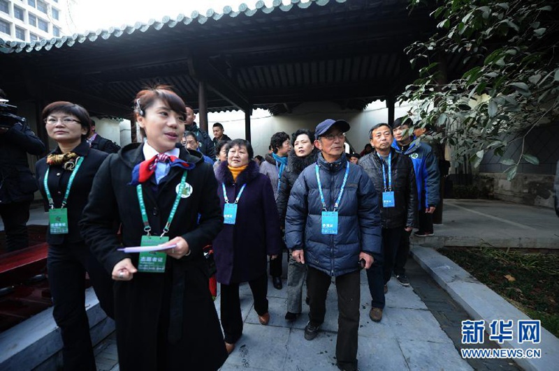 2014��1��1�գ�λ���Ͼ��б�����·���м����ش�Ժ�����״Ρ����ڿ����ա����������ԤԼ����������������Լ��������Ͼ��������������ʿԼ400�ˣ���8��������������ιۡ��ݽ��ܣ��м����ش�Ժ���ÿ���1��1�ա�5��1�ա�10��1��Ϊ�����ڿ����ա���������ιۡ��Ͼ��м����ش�Ժ��ӵ��һ����ʷ�����͹�����ľ��2001��6������ȫ���ص����ﱣ����λ����23�����������ڴ˰칫��ͼΪ�ι����ڽ���Ա�������²ι��Ͼ��л��ش�Ժ������������»������ �������