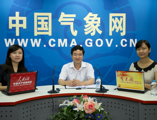           中國氣象局副局長沈曉農接受記者採訪。