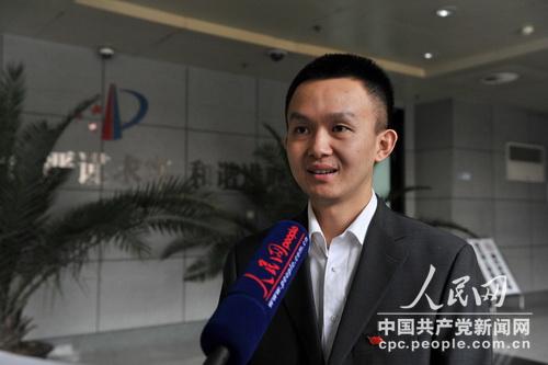 图为国家知识产权局专利局初审及流程管理部受理处,主任科员胡扬接受人民网记者采访。(人民网记者 于凯摄)