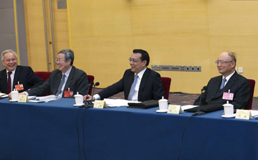保持经济稳中向好局面
李克强4日看望出席全国政协十二届二次会议的委员并参加分组讨论时强调,去年在经济下行压力加大的情况下,改革发展攻坚克难,取得来之不易的新成绩,其中也凝聚着经济、农业界委员们的智慧和贡献。当前形势依然错综复杂,矛盾和挑战还较多。必须把控大局,集思广益,做好预案,保持经济稳中向好局面;必须坚持向改革要动力,更多释放改革红利;必须突出抓好调结构、转方式,促进经济提质增效升级。【详细】