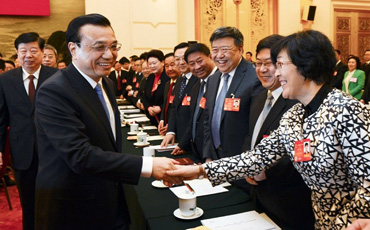 发展的目的是为了让人民过好日子
李克强6日上午来到他所在的十二届全国人大二次会议山东代表团,同代表们一起审议。
李克强说,我们发展的目的是为了让人民过好日子。提高发展质量和效益,既是经济持续发展的需要,也是不断改善民生的要求。要把经济提质增效和民生改善紧密结合起来,实现实实在在、更加节能环保的增长,提高居民收入,增进人民福祉,使全体人民从改革发展中受益。【详细】我记得村民的愿望 山东淄博邢家镇黄家村村民托参会代表捎给总理一封信。李克强接过信,笑着说:“我记得2008年去黄家村调研时,一位崔大姐告诉我,她最大的愿望就是过上城里人的生活。请你代我向乡亲们问好。”【详细】“黄标车”该淘汰的一辆也不能留 全国人大代表、济南市市长杨鲁豫发言说,他们加大淘汰落后产能力度,去年仅黄标车就淘汰8000辆,其中已拆解7300辆。李克强追问:剩下的几百辆呢?杨鲁豫说,正在做检测。李克强说,检测不能有“猫腻”,该淘汰的一辆也不能留。【详细】