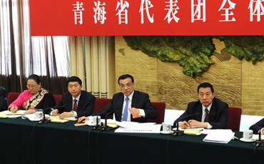 让“大美青海”越来越美
李克强6日下午参加了青海代表团审议。代表们积极发言,李克强与大家深入交流。他说,青海地处西部高原,经济发展和生态保护要“双轮驱动”。要更加重视保护三江源等地区生态环境,发展循环经济,在生态文明建设上“先行快跑”。合理有序勘探和开发资源,加快发展特色优势产业,加强交通等重大基础设施建设。加大投入,支持打好扶贫开发攻坚战。使各族群众在改革发展中得实惠,让“大美青海”越来越美。【详细】减贫目标是政府立下的“军令状” 有代表建议加大对西部扶贫支持力度。李克强转头对旁听审议的国务院扶贫办主任刘永富说:“政府工作报告提出今年再减贫1000万人,如果得到代表们通过,那就是我们立下的军令状!”刘永富回答:“一定完成,请总理放心!”【详细】