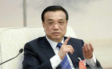 让人民共享改革成果
李克强7日上午参加山西代表团审议。谈到改善民生时,他现场吟诵多年前在晋祠看到的对联:同声相应,同气相求,同人共乐千秋节;乐不可无,乐不可极,乐事还同万众心。他说,我对“乐事还同万众心”印象特别深,用现在的话,就是让人民共享改革成果。山西不能因煤而背上包袱 “燃煤在太原雾霾成因中到底占多大比例?”“脱硫脱硝之后有多大改善?”“有没有做过具体研究?”7日上午,山西代表团代表谈到污染治理时,李克强不断追问。他说,山西因煤而生、因煤而兴,不能因煤而背上包袱。要用改革办法在煤炭清洁使用技术上寻找突破。老矿工为共和国建设做过贡献 张有喜代表在发言中说,李克强曾两次考察、重点督办的大同棚改工作,如今30万棚户居民已全部搬入新居。他用5张照片介绍棚户区新貌,并代表居民们向总理致谢。李克强请他转达对棚户居民的问候。他说:“老矿工为共和国建设做过贡献,现在要把欠帐补上,让人民过上好日子。”【详细】