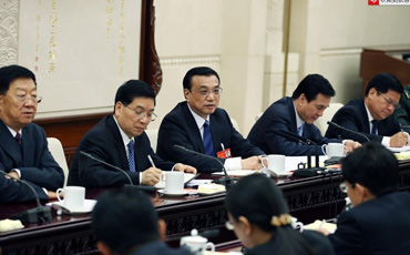让人民群众有安全感安宁感
7日下午,李克强在参加云南代表团审议时,关切询问昆明3.01严重暴力恐怖事件伤员救治等情况,对在打击暴恐中作出贡献的公安干警、武警战士、医护人员表示慰问和感谢,要求继续做好伤员救治。他说,要坚决打击暴力恐怖犯罪,让人民群众有安全感安宁感。【详细】加快建设面向西南开放的“桥头堡” 李克强认真倾听,不时与大家交流讨论。他说,云南区位优势独特。要大力支持云南以开放促开发、促发展,推进体制机制改革创新,促进投资贸易便利化,加快建设面向西南开放的“桥头堡”,为我国与东南亚等周边地区深化经济合作当好“排头兵”。【详细】让农民喝上安全水的目标说到就要做到 有代表谈到农村饮水安全问题。李克强随即问:云南还有多少村子、多少人喝不上安全水?占全国多大比例?旁听审议的水利部长陈雷回答,占二十分之一。李克强说,政府工作报告提出解决农村饮水安全的目标,说到就要做到!【详细】