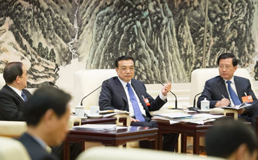 揪心马航失联飞机乘客 马航飞机已失联近40小时,李克强总理非常揪心。他参加江西代表团讨论,在发言中说,我们正千方百计进行搜救,政府不仅要保障国内公民的生命财产安全,也要成为走出国门公民的坚强后盾。【详细】点评代表发言:你讲的净是实事儿
3月9日下午,李克强参加十二届全国人大二次会议江西代表团的审议。李克强仔细倾听,不时记录、插话讨论,会场气氛热烈、暖意融融。鹿心社谈到江西高铁、能源建设瓶颈时,总理关切问:连接合肥的高铁线路先期勘测了吗?江西电网与西南电网联通怎样?莫建成就江西改革发展谈思路讲看法,总理点评说,你讲的净是实事儿。老区人民的心意要收下
来自赣州的基层代表明经华给李克强送上三个黄灿灿的赣南脐橙,她对总理说,这是赣南老区人民的致富果、幸福果,请总理尝尝。李克强接过脐橙高兴地说,老区人民的心意要收下,也请在座的部长们一起尝一尝。要最大限度激发市场活力 李克强说,江西实现更好发展,要努力在加快改革开放中推动形成发展新格局,积极破除体制机制障碍,优化就业创业环境,聚合各种创新要素,最大限度激发市场活力。顺应梯度发展的经济规律,依托长江黄金水道,促进交通干线建设,在打造新的经济支撑带中发挥重要作用,带动腹地发展,缩小区域差距。【详细】吟诵多年前在晋祠看到的对联 谈到改善民生时,李克强现场吟诵多年前在晋祠看到的对联:同声相应,同气相求,同人共乐千秋节;乐不可无,乐不可极,乐事还同万众心。他说,我对“乐事还同万众心”印象特别深,用现在的话,就是让人民共享改革成果。【详细】