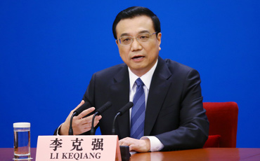 腐败是人民政府的天敌
李克强13日在人民大会堂会见中外记者并回答记者提出的问题。李克强回答人民网记者提问时说,腐败是人民政府的天敌,我们要用法治的思维,用制度来管权、管钱。今年要继续推进简政放权,而且要加快推进“权力清单”公布,界定权力的边界,防止滥用权力。【详细】改革会触动利益 但我们义无反顾 李克强回答中国日报记者提问时说,改革会触动利益、会动“奶酪”,你放权,有些人的权就少了。放宽市场准入,增强市场竞争力,现有的一些企业就会感到压力。但是为了释放改革红利,尤其是让广大人民受惠,我们义无反顾。【详细】谈解决居民住房问题:干一寸胜过说一尺 李克强回答新华社记者提问时说,在这方面,我认为干一寸胜过说一尺。对于合理的自住需求,也要有相应的政策支持,包括增加普通商品房供应。对房地产市场则是要因城因地分类进行调控,抑制投机投资性需求,重在建立长效机制,促进房地产市场平稳健康发展。【详细】
聚焦李克强总理记者会:传递新一年新追求新打算
李克强答中外记者问话语摘编 图解