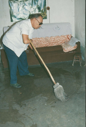 家裡擦地板的活全由朱彥夫包了。（資料圖）