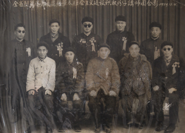 一九五九年十二月朱彥夫（后排左一）同全省烈軍屬榮復退轉軍人社會主義建設積極分子講師團合影 。（資料圖）