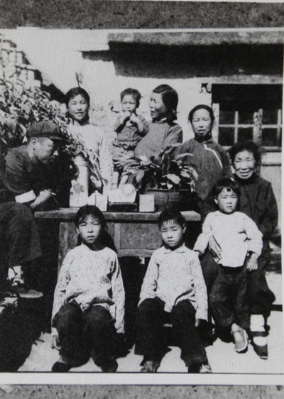 1969年朱彥夫全家福。（資料圖）