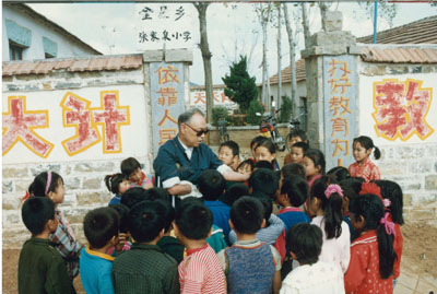 張家泉小學，五十年代朱彥夫辦夜校的地方，他是朱彥夫的希望，也是張家泉村的希望，這是他給孩子講村史。（資料圖）