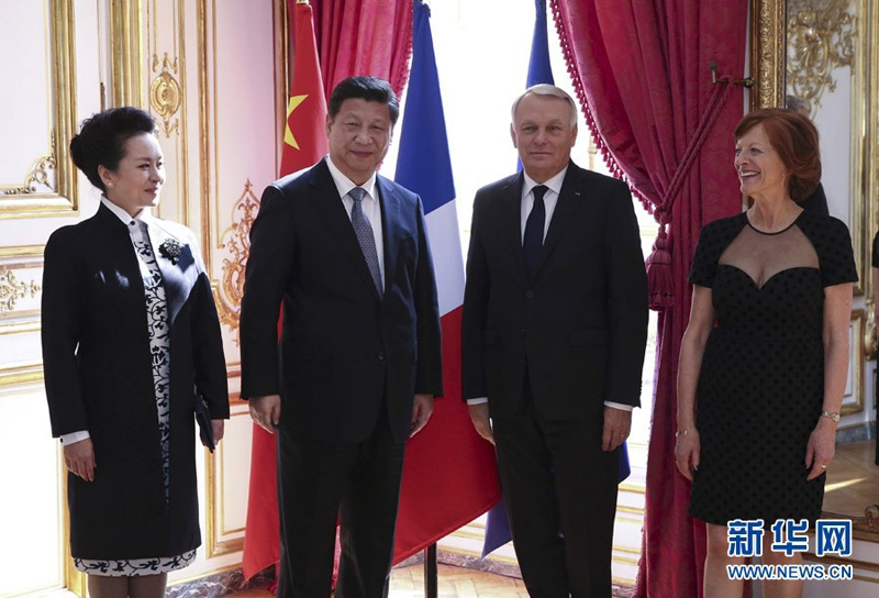 3月27日，国家主席习近平在巴黎会见法国总理艾罗。这是习近平和夫人彭丽媛同艾罗夫妇合影。 新华社记者 庞兴雷 摄