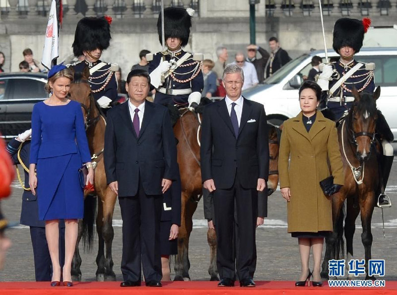 3月30日，国家主席习近平在布鲁塞尔会见比利时国王菲利普。会见前，习近平出席菲利普国王在王宫广场举行的隆重欢迎仪式。新华社记者 马占成 摄