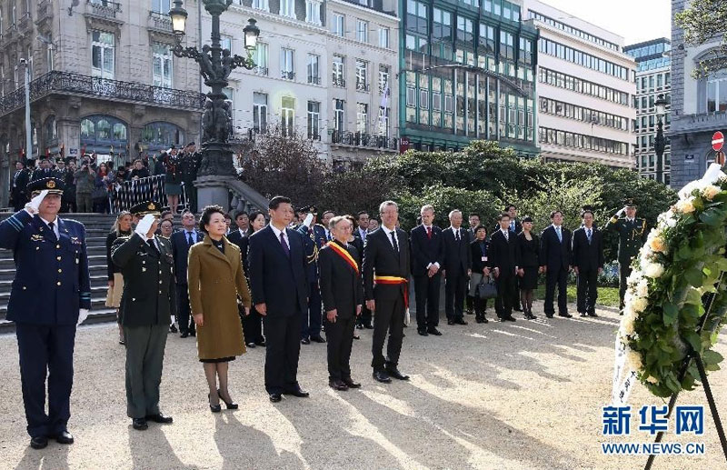 3月30日，中国国家主席习近平在布鲁塞尔向比利时无名战士墓献花圈。 新华社记者 庞兴雷 摄