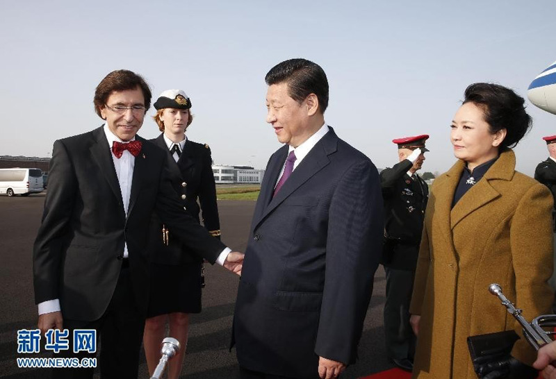 3月30日，中国国家主席习近平抵达布鲁塞尔，开始对比利时进行国事访问，并访问欧盟总部。这是比利时首相迪吕波到机场迎接习近平和夫人彭丽媛。新华社记者 鞠鹏 摄