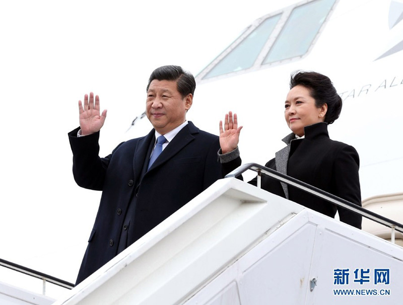 3月28日，中国国家主席习近平抵达柏林，开始对德国进行国事访问。这是习近平和夫人彭丽媛步出机舱。 新华社记者 兰红光 摄