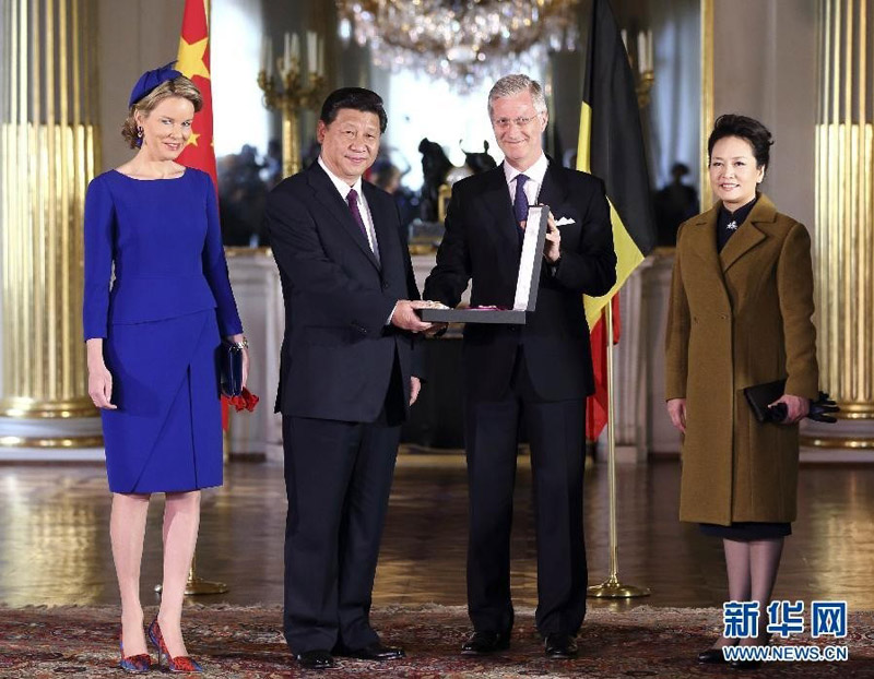 3月30日，国家主席习近平在布鲁塞尔会见比利时国王菲利普。这是菲利普国王向习近平授予利奥波德大绶带勋章和证书。 新华社记者兰红光摄