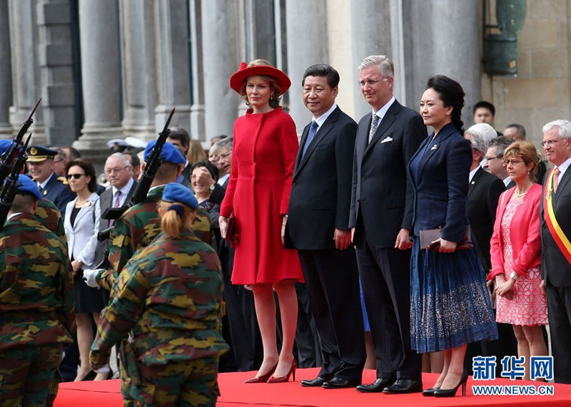 4月1日，国家主席习近平离开比利时布鲁日市启程回国。离开前，比利时国王菲利普在布鲁日广场为习近平举行隆重欢送仪式。 新华社记者姚大伟摄