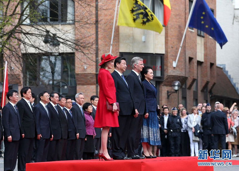 4月1日，国家主席习近平离开比利时布鲁日市启程回国。离开前，比利时国王菲利普在布鲁日广场为习近平举行隆重欢送仪式。 新华社记者庞兴雷摄