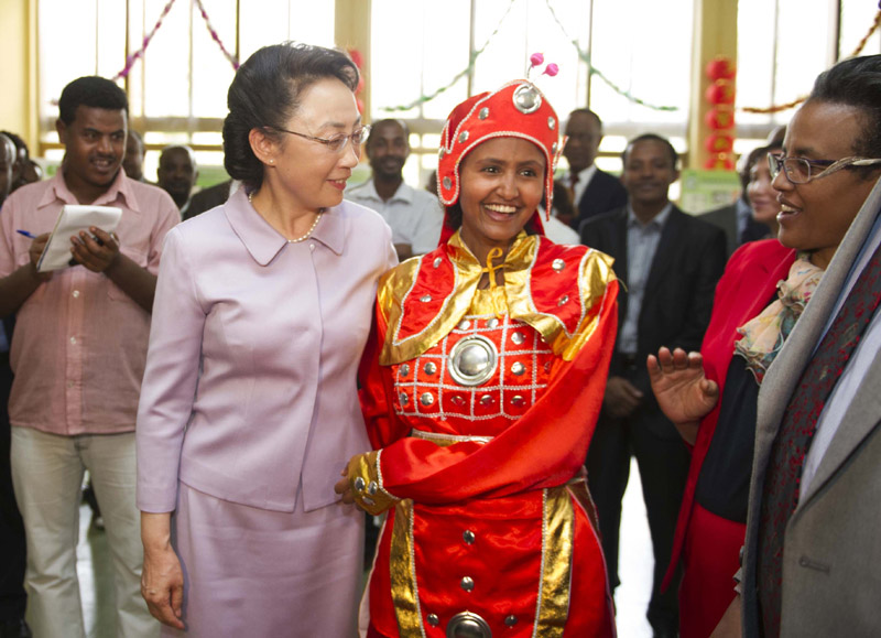 5月5日，李克強總理夫人程虹在埃塞俄比亞總理夫人羅曼·塔斯法耶的陪同下參觀亞的斯亞貝巴大學，觀摩漢語授課，與學生們交流，觀看學生們的中國文化才藝展示，還捐贈了書籍、計算機等物品。程虹說，你們是文化的紐帶，感謝你們對中國人民的情誼。你們對中國文化的熱愛感動了我，也會感動中國人民。新華社記者 謝環馳 攝