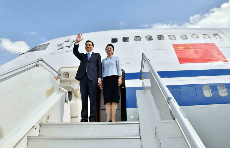 5月4日，中國國務院總理李克強乘專機抵達亞的斯亞貝巴，開始對埃塞俄比亞和非盟總部進行正式訪問。李克強總理夫人程虹同機抵達。 新華社記者李濤 攝