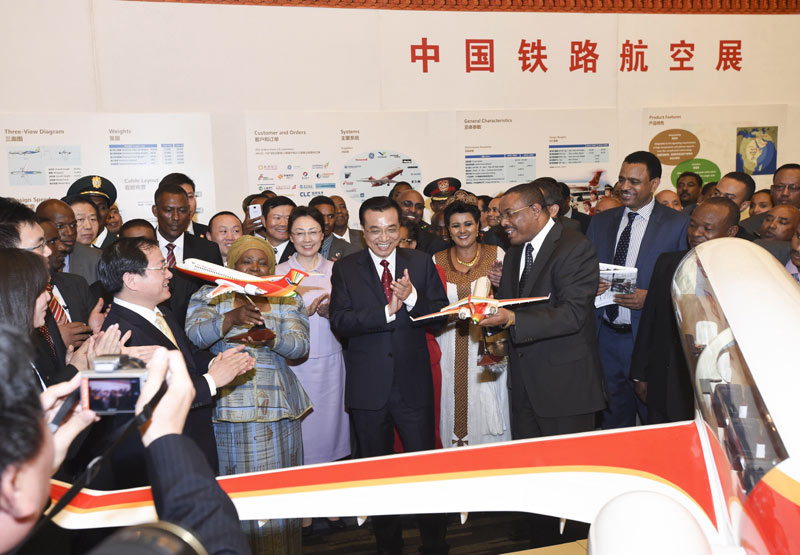 5月5日，國務院總理李克強與埃塞俄比亞總理海爾馬裡亞姆、非洲聯盟委員會主席祖馬共同參觀在亞的斯亞貝巴非盟會議中心舉辦的中國鐵路航空展。新華社記者 李學仁 攝