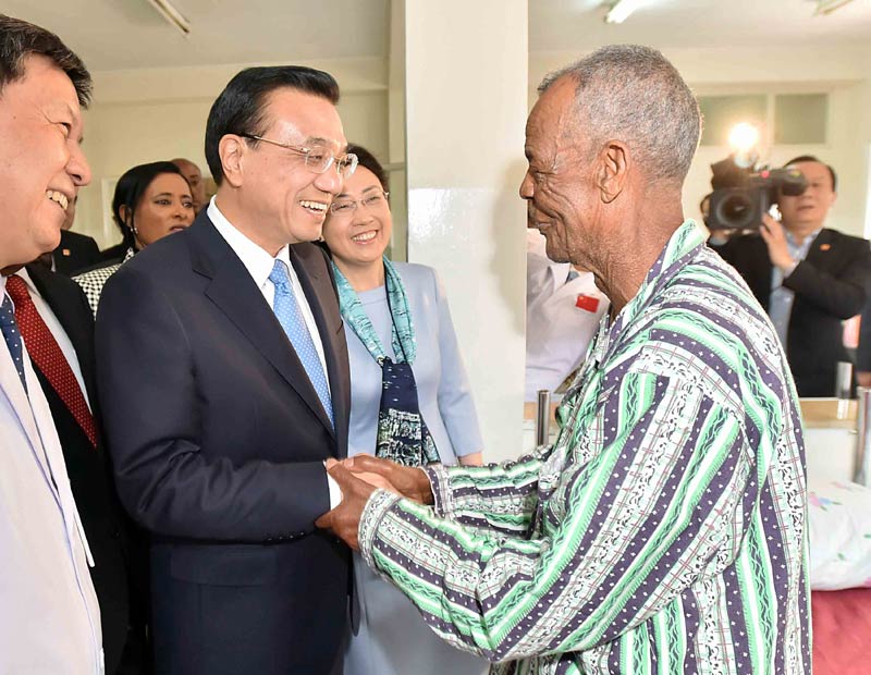 5月6日，中國國務院總理李克強與埃塞俄比亞總統穆拉圖一同來到亞的斯亞貝巴阿勒塔醫院，看望受益於中國免費白內障手術“光明行”活動的埃塞俄比亞患者。新華社記者李濤攝