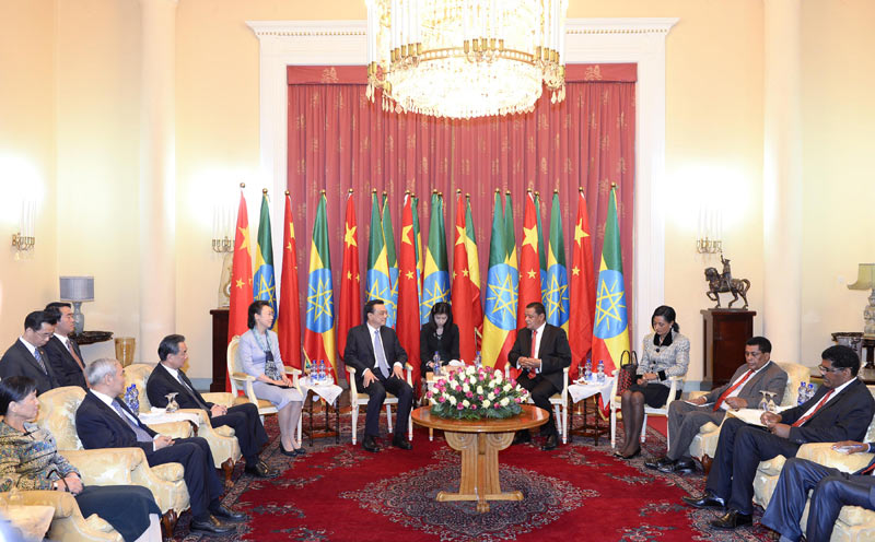 5月6日，國務院總理李克強在亞的斯亞貝巴國家宮會見埃塞俄比亞總統穆拉圖。李克強總理夫人程虹、穆拉圖總統夫人梅阿扎參加會見。新華社記者 王曄 攝